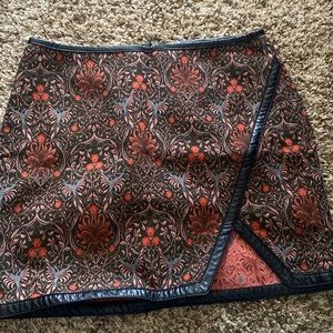Express skirt with little slit cut-out